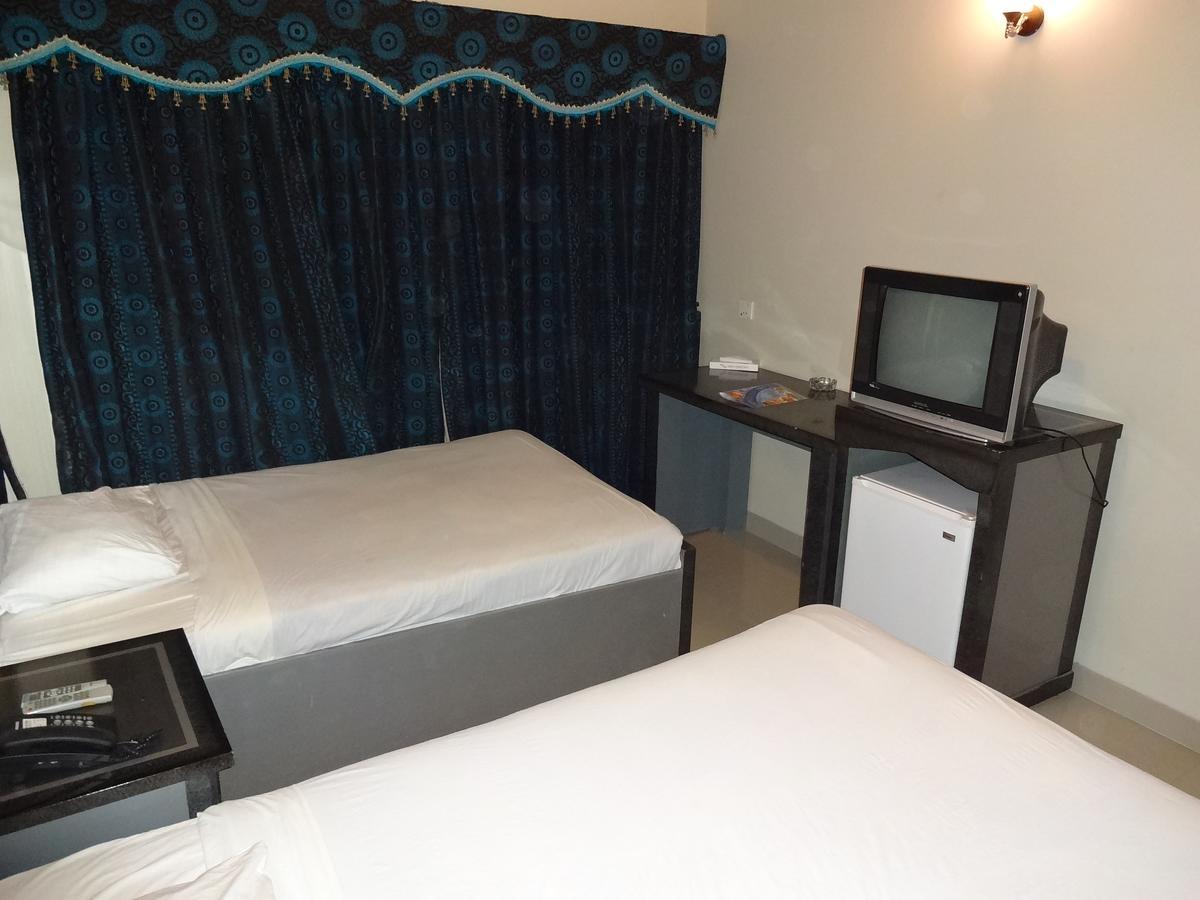 Hotel Sky Towers Karachi Extérieur photo